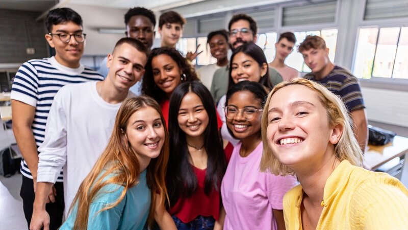 Gruppenbild junger Menschen unterschiedlicher Herkunft