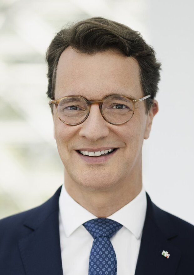 Portraitbild von Hendrik Wüst, Ministerpräsident des Landes NRW